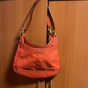 Coach orange bag, adjustable strap. Open front pocket. Beautiful quality COACH!😊